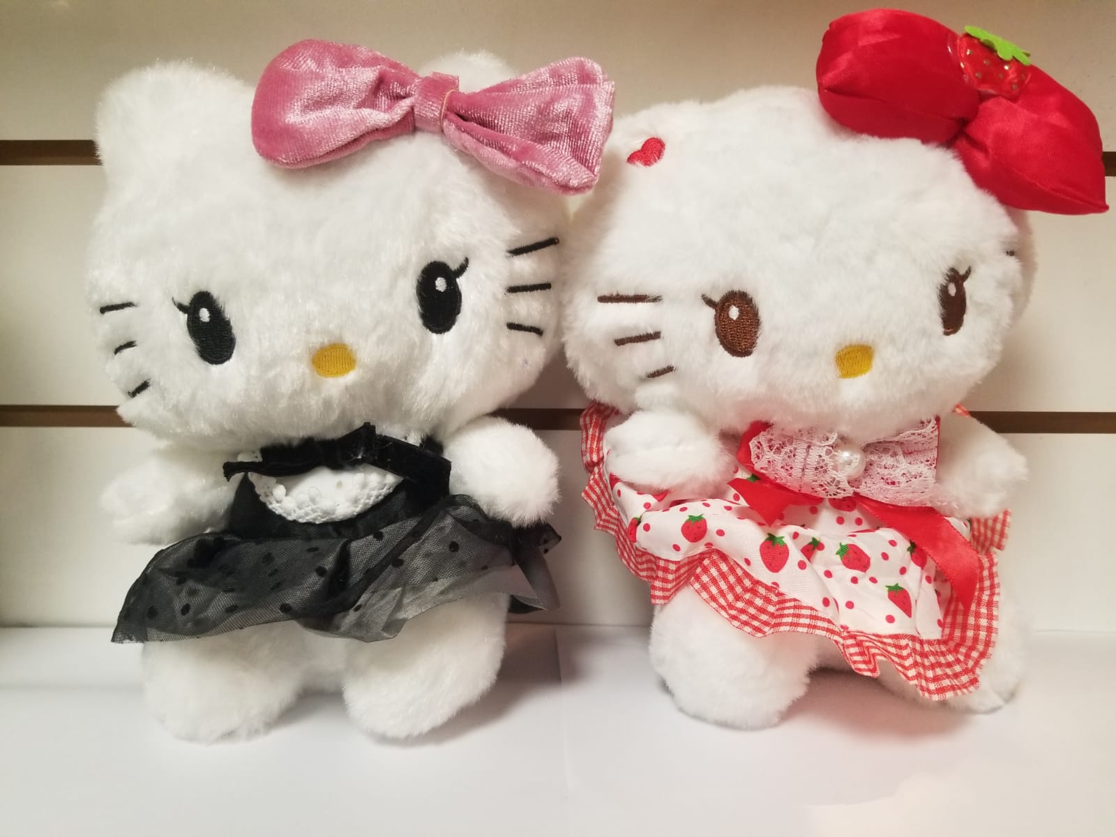 Peluche  Hello Kity Vestido Negro Y vestido Rojo