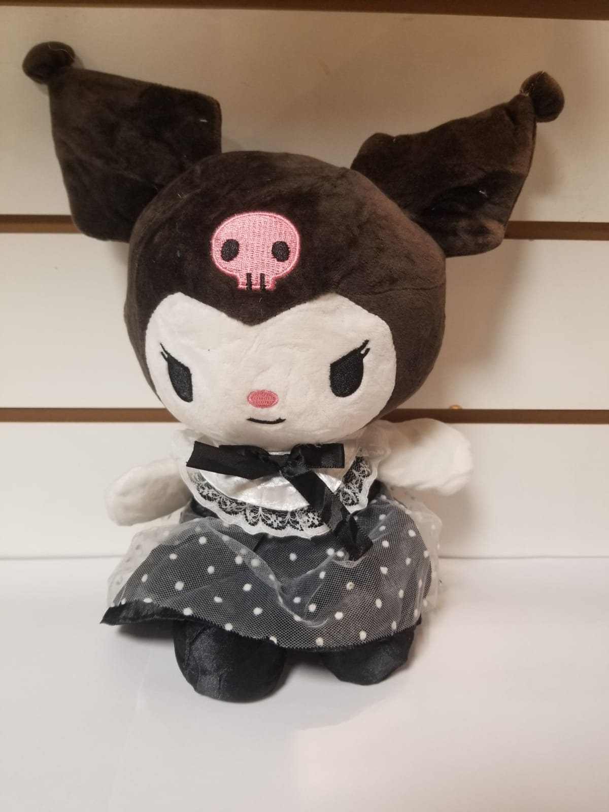 Peluche Kuromi Negro y Blanco con Vestido Lunares